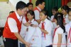 Tặng quà cho học sinh có HCKK tỉnh Phú Thọ