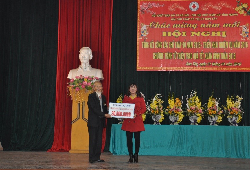 Cụ Phạm Thọ Tầng tặng tiền tới Hội CTĐ thị xã Sơn Tây nhằm giúp đỡ người nghèo nhân dịp Tết Bính Thân