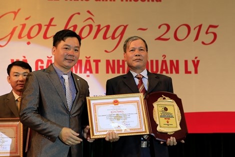 Đ/c Nguyễn Sỹ Trường – Phó Chủ tịch Hội Chữ thập đỏ TP Hà Nội trao giải thưởng Giọt hồng 2015