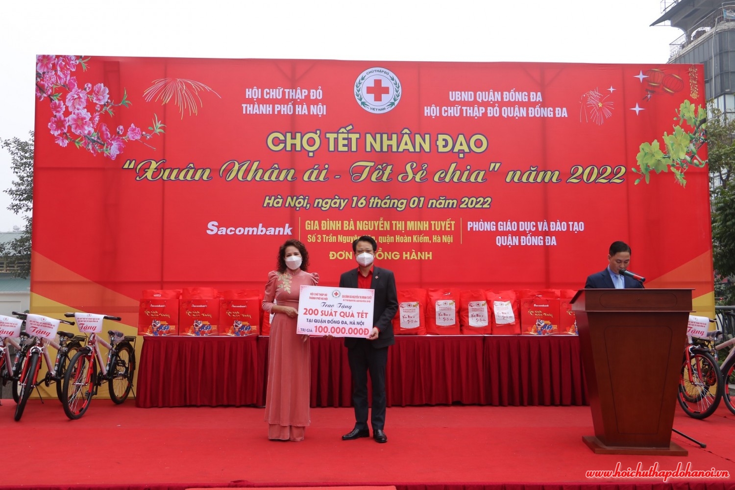 Bà Nguyễn Thị Minh Tuyết số 3 Trần Nguyên Hãn, quận Hoàn Kiếm trao biển hỗ trợ tại chương trình