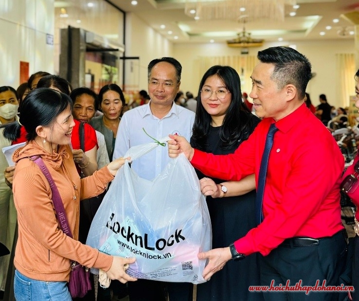 Niềm vui của người dân khi nhận được phần quà do Hội Chữ thập đỏ cùng Công ty