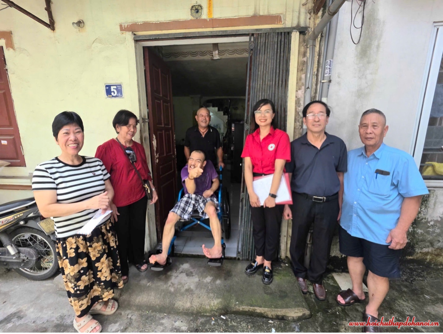 Hội Chữ thập đỏ phường Định Công trao tặng xe lăn