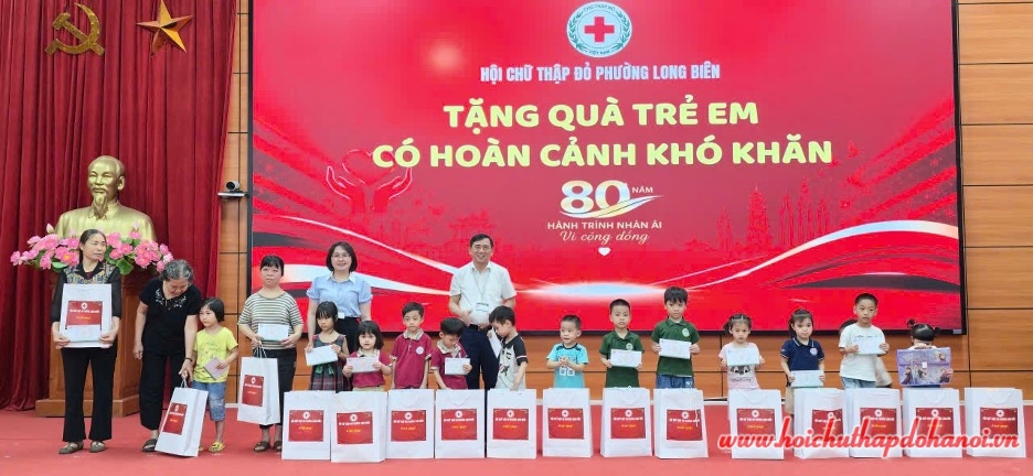 Hội Chữ thập đỏ phường Long Biên trao tặng quà trẻ em khó khăn tại Lễ phát động Tháng Nhân đạo