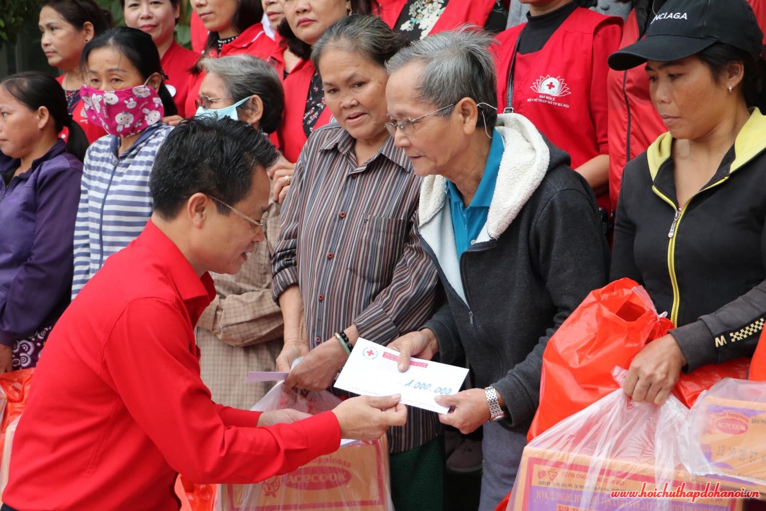 Trao tặng người dân Huế