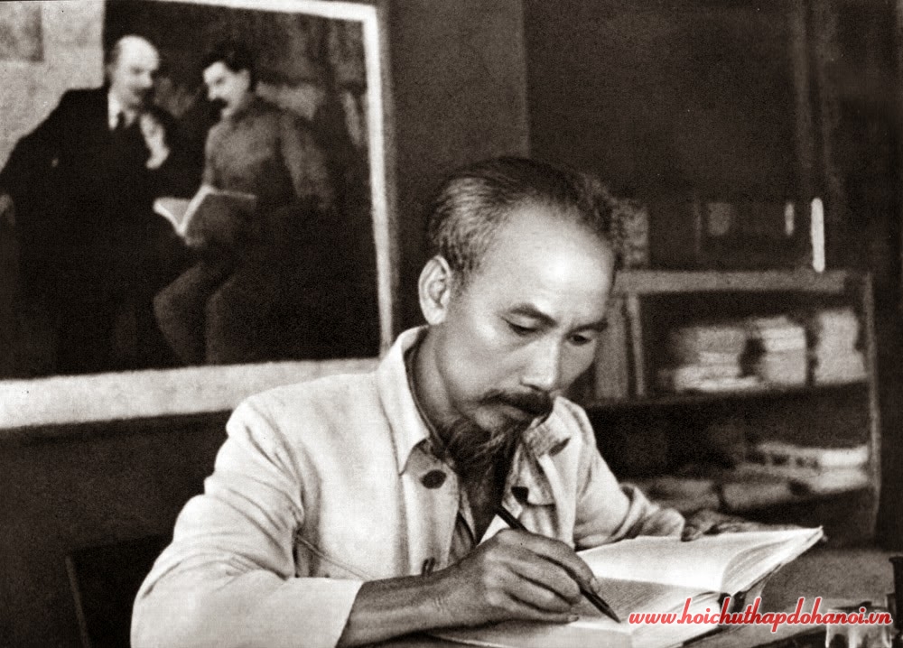 Hồ Chủ tịch trong phòng làm việc của Người ở căn cứ Việt Bắc